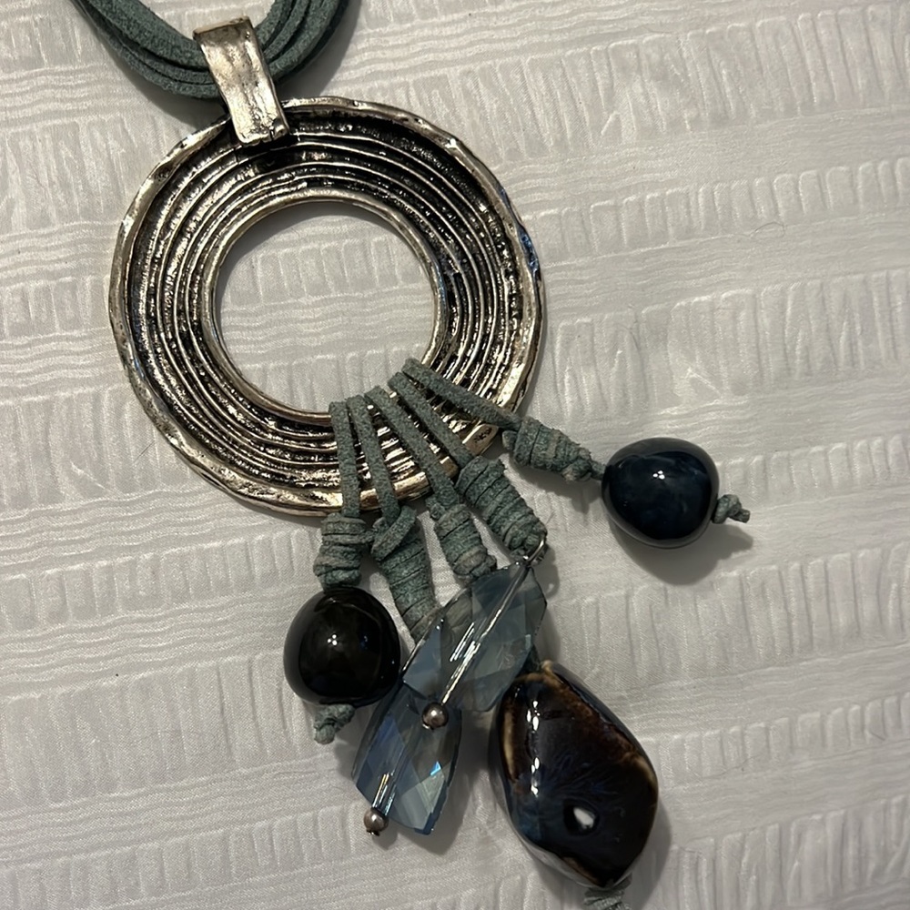 Necklace, beads and leather - Picture 3 of 5